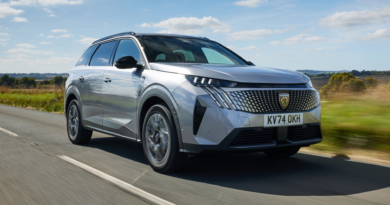 Peugeot 5008 Review 2026 | Performance & Pricing – Carwow